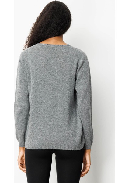 Kadın Sıfır Yaka Cebi ve Yakası Tığlamalı Yün Kazak Füme modelleri