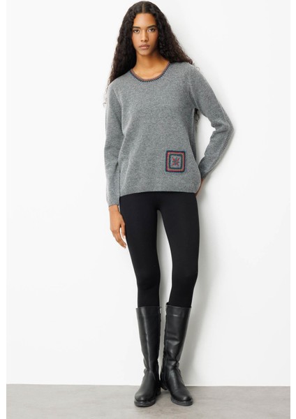 Kadın Sıfır Yaka Cebi ve Yakası Tığlamalı Yün Kazak Füme fırsatları