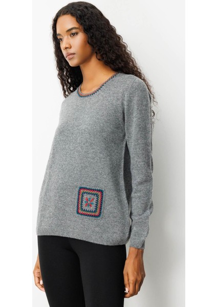 Kadın Sıfır Yaka Cebi ve Yakası Tığlamalı Yün Kazak Füme indirimleri