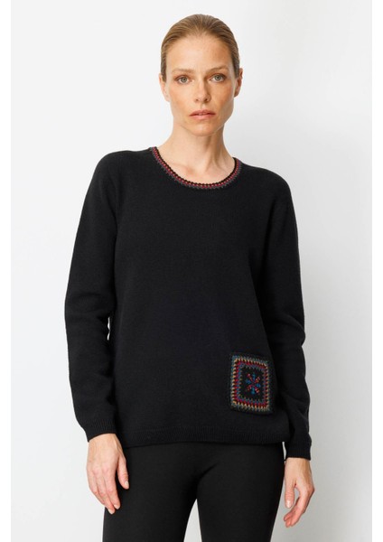 Kadın Sıfır Yaka Cebi ve Yakası Tığlamalı Yün Kazak Siyah