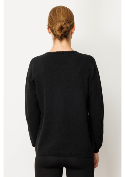 Kadın Sıfır Yaka Cebi ve Yakası Tığlamalı Yün Kazak Siyah modelleri