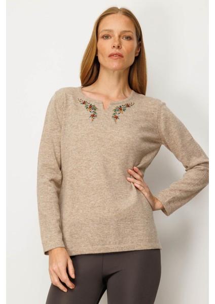 Kadın Sıfır Yaka Yaka Kenarı Işlemeli Yün Bluz K.bej