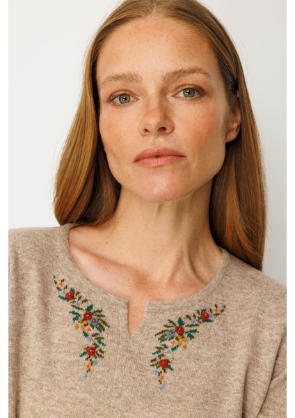 Kadın Sıfır Yaka Yaka Kenarı Işlemeli Yün Bluz K.bej fiyatları