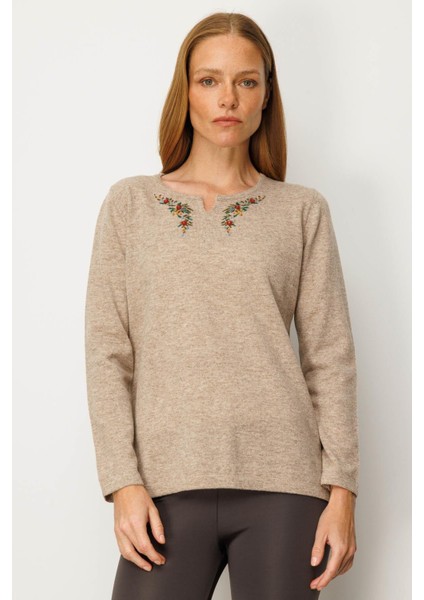 Kadın Sıfır Yaka Yaka Kenarı Işlemeli Yün Bluz K.bej modelleri