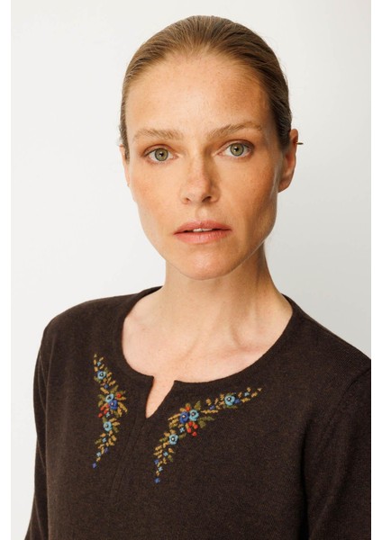 Kadın Sıfır Yaka Yaka Kenarı Işlemeli Yün Bluz K.kahve fiyatları