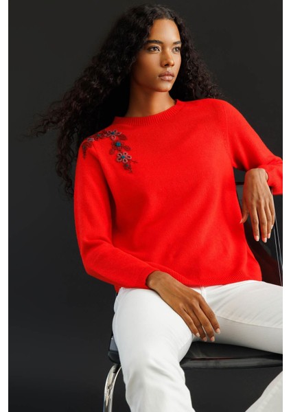 Kadın Sıfır Yaka Omuzu Işlemeli Yün Kazak Mercan