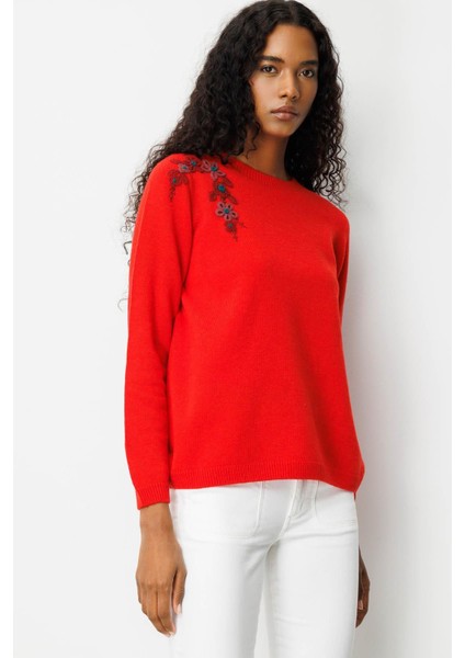 Kadın Sıfır Yaka Omuzu Işlemeli Yün Kazak Mercan modelleri