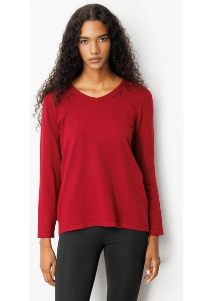 Kadın V Yaka Omuzları Boncuk Işlemeli Bluz Vişne