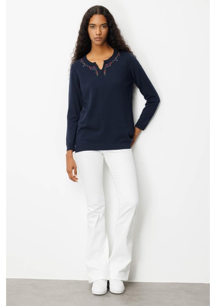 Kadın Sıfır Yaka Yakası Çiçek Nakış Işlemeli Bluz K.lacivert indirimleri
