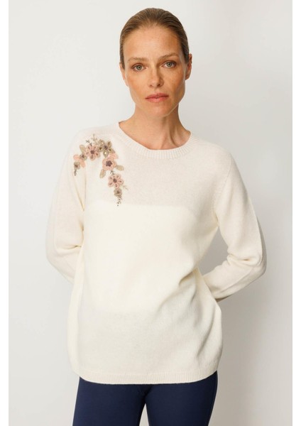 Kadın Sıfır Yaka Omuzu Işlemeli Yün Kazak Kemik