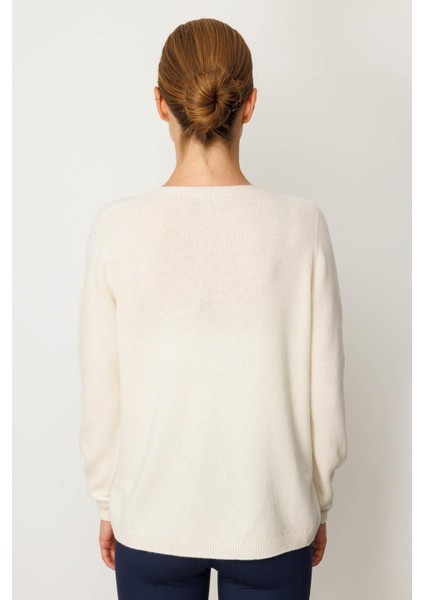 Kadın Sıfır Yaka Omuzu Işlemeli Yün Kazak Kemik modelleri