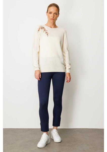 Kadın Sıfır Yaka Omuzu Işlemeli Yün Kazak Kemik fırsatları