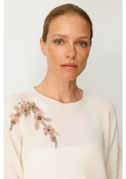 Kadın Sıfır Yaka Omuzu Işlemeli Yün Kazak Kemik indirimleri