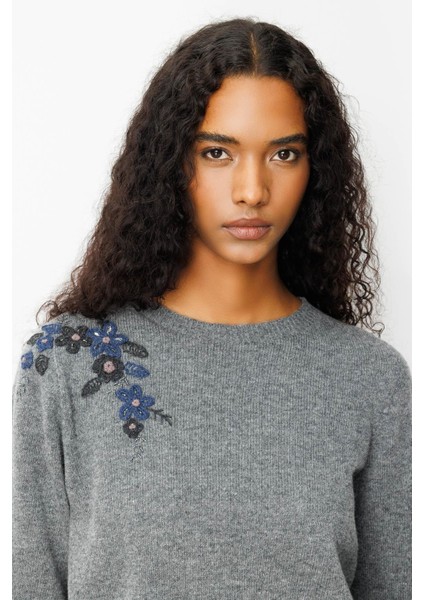 Kadın Sıfır Yaka Omuzu Işlemeli Yün Kazak Füme fiyatları