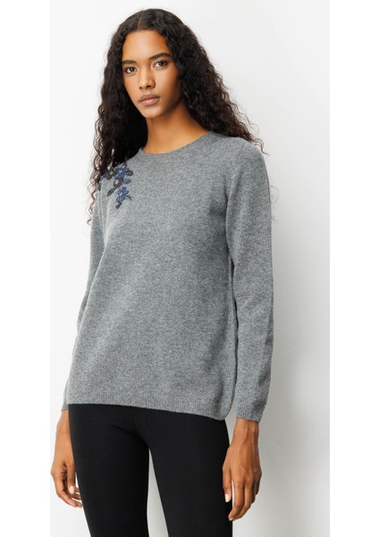 Kadın Sıfır Yaka Omuzu Işlemeli Yün Kazak Füme fırsatları