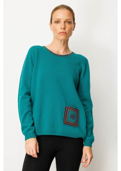 Kadın Sıfır Yaka Cebi ve Yakası Tığlamalı Yün Kazak A.ö.başı