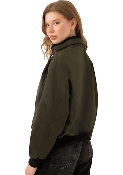 Spor Kadın Dik Yaka Su ve Rüzgar Geçirmez Oversize Crop Mevsimlik Yağmurluk Rüzgarlık