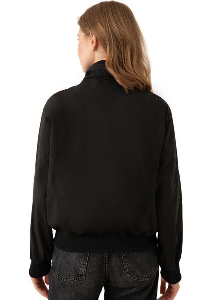 Spor Kadın Dik Yaka Su ve Rüzgar Geçirmez Oversize Crop Mevsimlik Yağmurluk Rüzgarlık