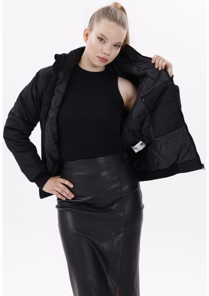 Kadın Siyah Astarlı Dik Yaka Mevsimlik Su ve Rüzgar Geçirmez Mont FM-505-K