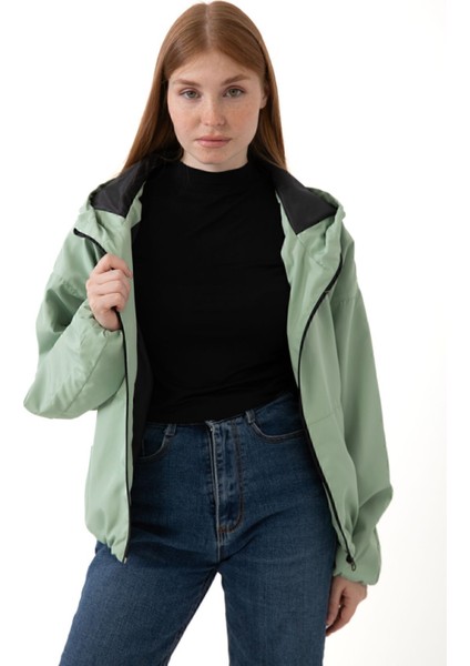 Spor Kadın Kapüşonlu Su ve Rüzgar Geçirmez Cepli Içi Astarlı Oversize Mevsimlik Yağmurluk