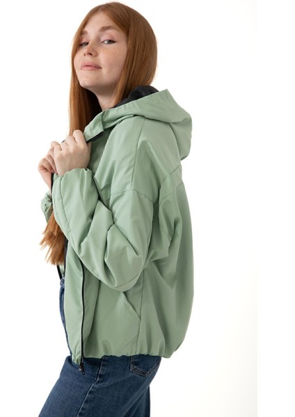 Spor Kadın Kapüşonlu Su ve Rüzgar Geçirmez Cepli Içi Astarlı Oversize Mevsimlik Yağmurluk