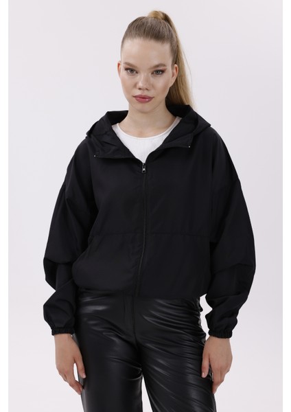 Kadın Siyah Kapüşonlu Su ve Rüzgar Geçirmez Oversize Yağmurluk Rüzgarlık Y20 indirimleri