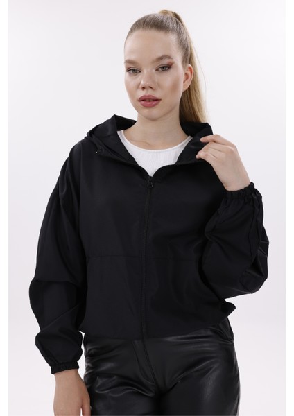 Kadın Siyah Kapüşonlu Su ve Rüzgar Geçirmez Oversize Yağmurluk Rüzgarlık Y20