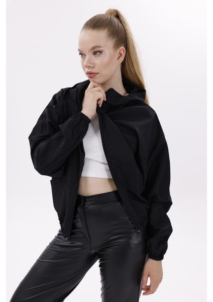 Kadın Siyah Kapüşonlu Su ve Rüzgar Geçirmez Oversize Yağmurluk Rüzgarlık Y20