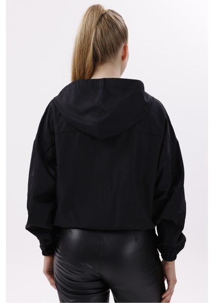 Kadın Siyah Kapüşonlu Su ve Rüzgar Geçirmez Oversize Yağmurluk Rüzgarlık Y20
