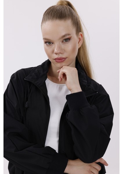 Kadın Siyah Dik Yaka Su ve Rüzgar Geçirmez Oversize Crop Mevsimlik Yağmurluk Rüzgarlık Y30