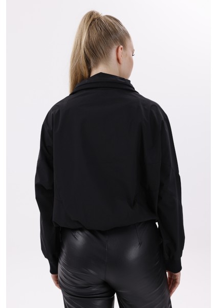 Kadın Siyah Dik Yaka Su ve Rüzgar Geçirmez Oversize Crop Mevsimlik Yağmurluk Rüzgarlık Y30