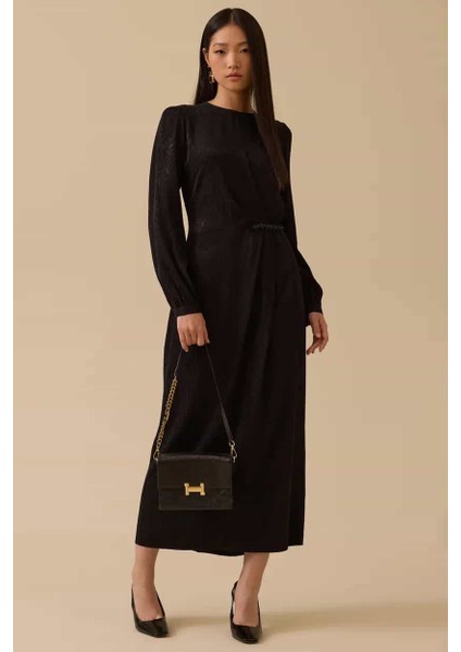 Kadın Desenli Boncuk Detaylı Saten Elbise - Siyah