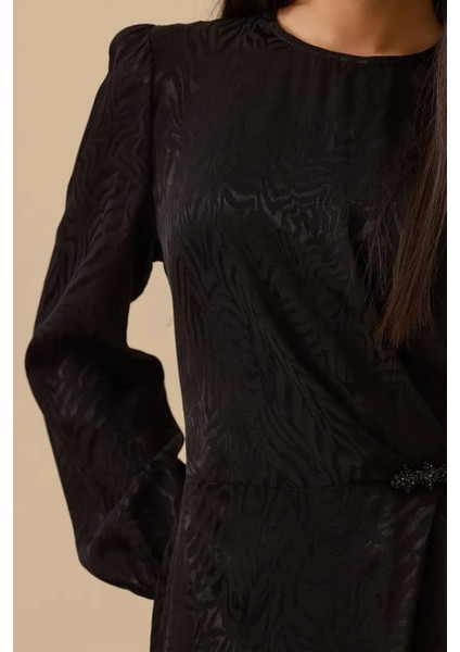 Kadın Desenli Boncuk Detaylı Saten Elbise - Siyah fırsatları