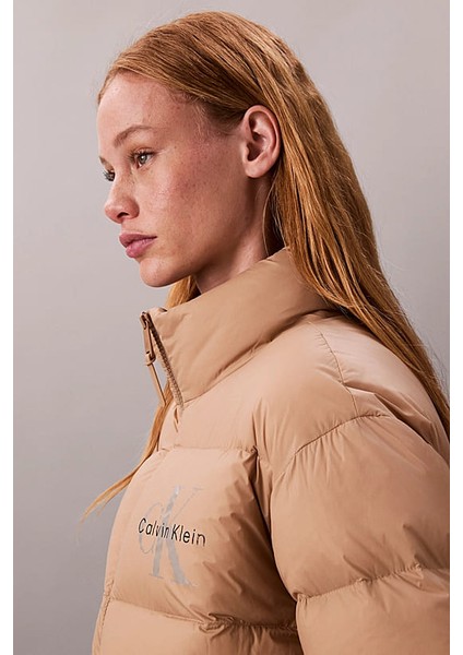 Kadın Regular Fit Grafik Baskılı Dik Yaka Şişme Mont - Bej fırsatları