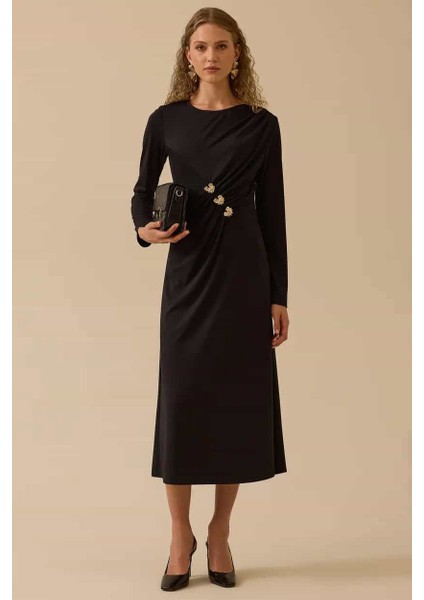Kadın Gold Aksesuar Detaylı Drapeli Elbise - Siyah