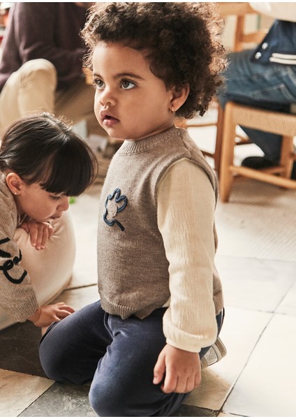 1-4 Yaş Kız Bebek Üçlü Takım – Kahverengi Triko Yelek, Krem Uzun Kollu Bluz ve Lacivert Kadife Pantolon