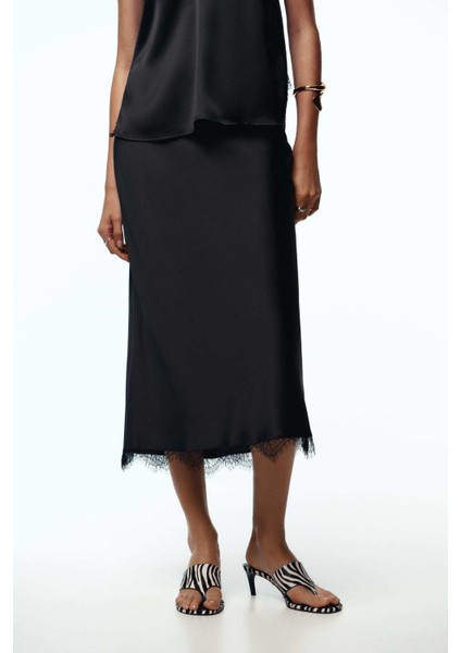 Siyah Dantel Detaylı Saten Etek