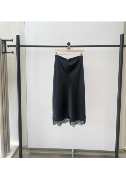 Siyah Dantel Detaylı Saten Etek fırsatları