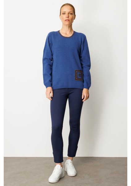 Kadın Sıfır Yaka Cebi ve Yakası Tığlamalı Yün Kazak Mavi fiyatları