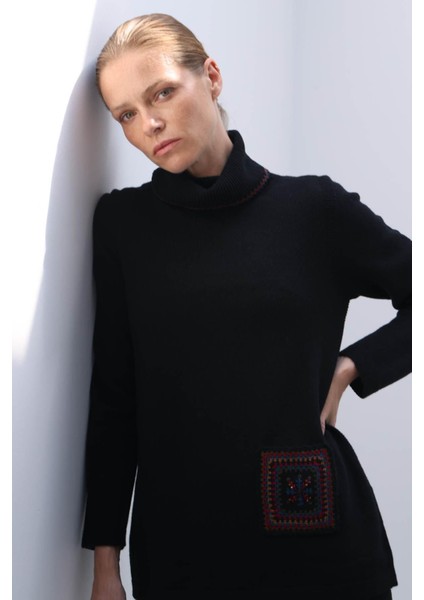 Kadın Degaje Yaka Cebi ve Yakası Tığlamalı Yün Kazak Siyah