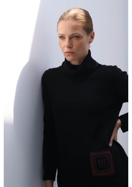 Kadın Degaje Yaka Cebi ve Yakası Tığlamalı Yün Kazak Siyah fiyatları