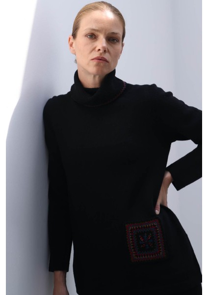 Kadın Degaje Yaka Cebi ve Yakası Tığlamalı Yün Kazak Siyah modelleri