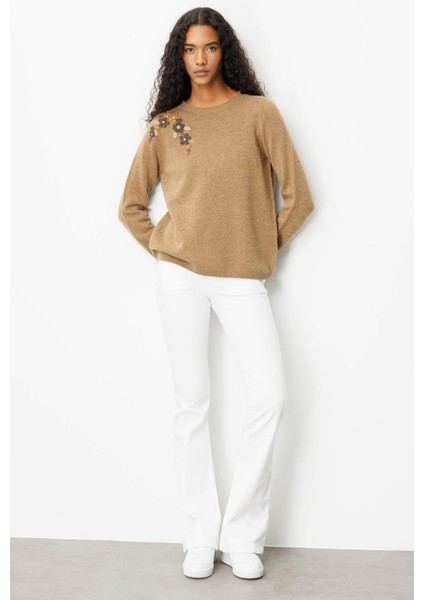 Kadın Sıfır Yaka Omuzu Işlemeli Yün Kazak V.camel fırsatları