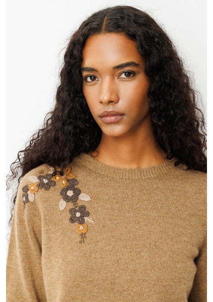 Kadın Sıfır Yaka Omuzu Işlemeli Yün Kazak V.camel indirimleri