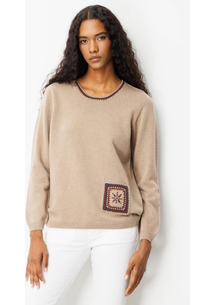 Kadın Sıfır Yaka Cebi ve Yakası Tığlamalı Yün Kazak Bej