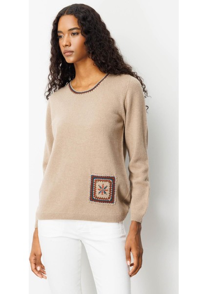 Kadın Sıfır Yaka Cebi ve Yakası Tığlamalı Yün Kazak Bej fiyatları