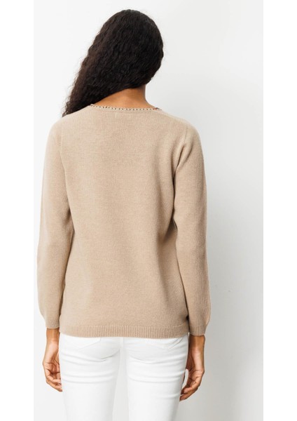 Kadın Sıfır Yaka Cebi ve Yakası Tığlamalı Yün Kazak Bej modelleri