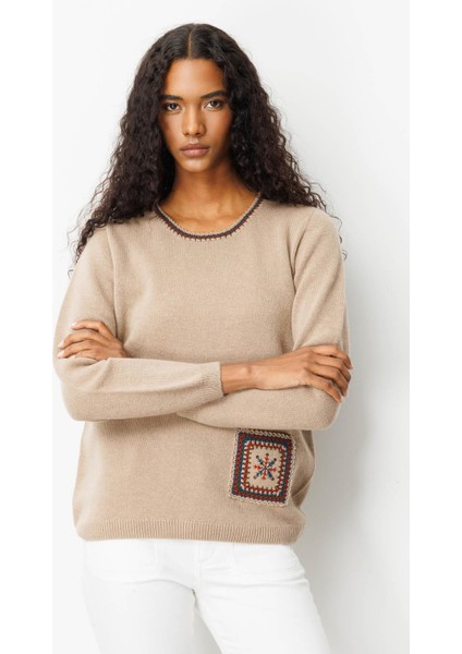 Kadın Sıfır Yaka Cebi ve Yakası Tığlamalı Yün Kazak Bej fırsatları