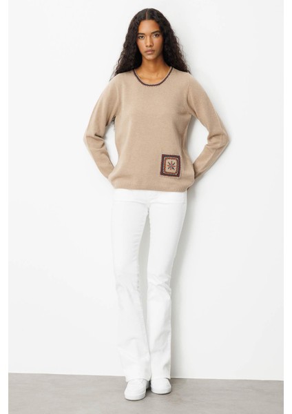 Kadın Sıfır Yaka Cebi ve Yakası Tığlamalı Yün Kazak Bej indirimleri