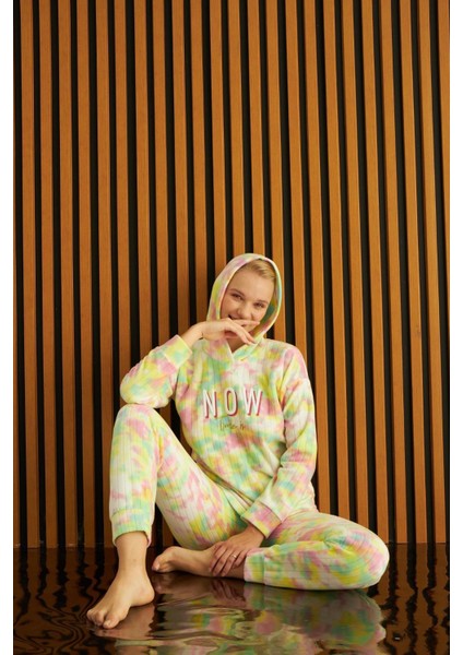 Kadın Batik Desenli Kapüşonlu Fitilli Polar Bilek Manşetli Kışlık Jogger Pijama Takımı fırsatları